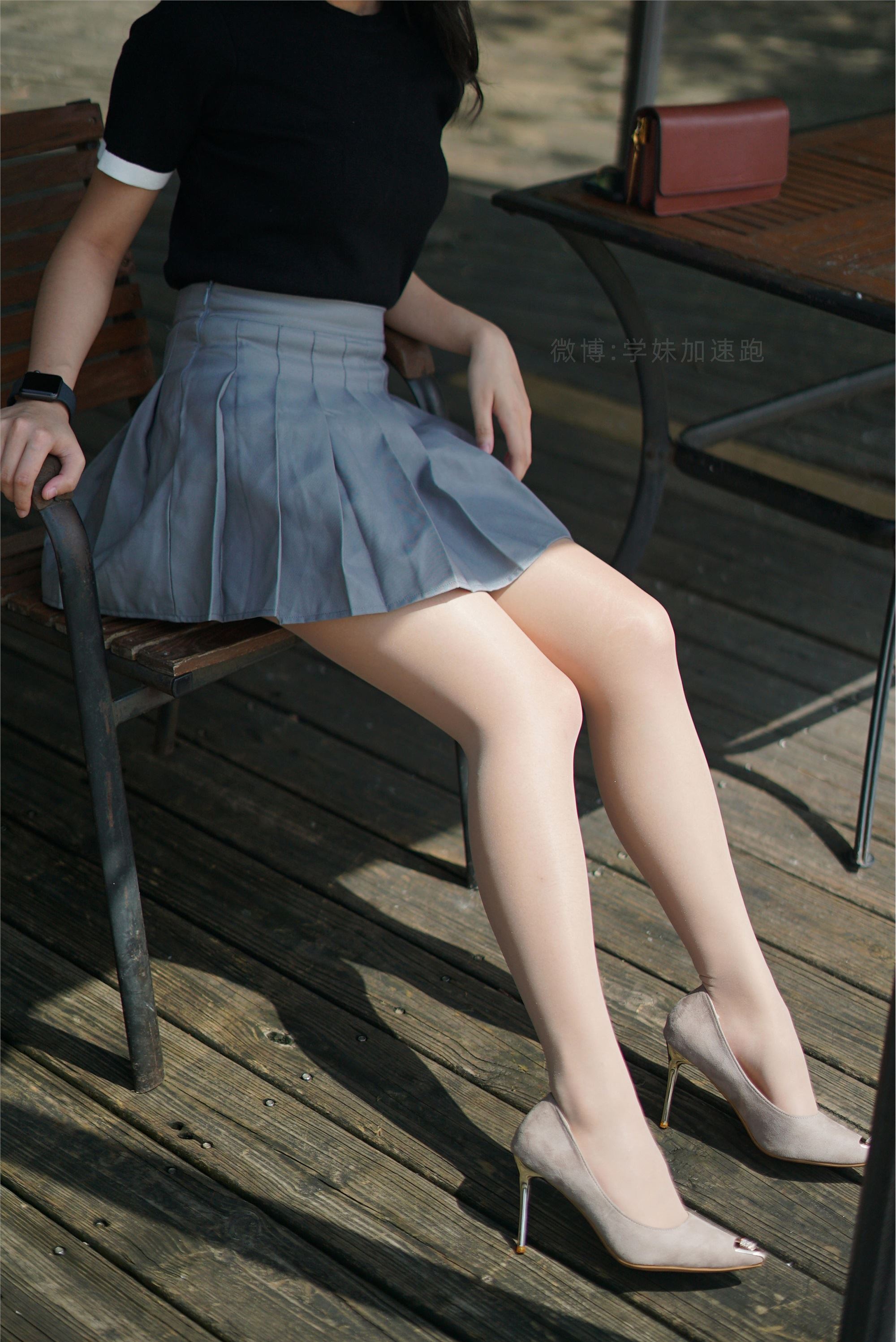 学妹加速跑 XM077《桌上起舞的彤彤》